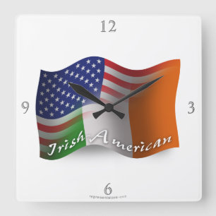 Irländare-Amerikan som vinkar flagga Fyrkantig Klocka