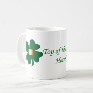 Irländsk kaffemugg för shamrock hon själv med d