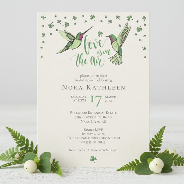 Irländsk kärlek är i luften Kolibri Bröllopsdusch Inbjudningar (Elegant Love is in the Air Irish Bridal Shower Invitations for Her. Green Hummingbird Lucky Shamrock)