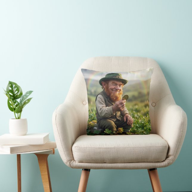 Irländsk Leprechaun beundrar ett guldmynt Kudde (Stol)