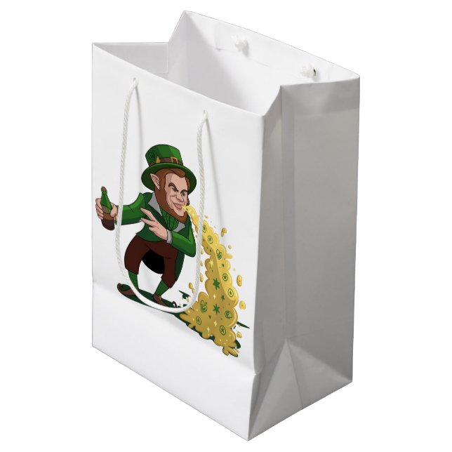 Irländsk Leprechaun Kastar Lucky Cookies Roligt  (Framsidan Vinklad)