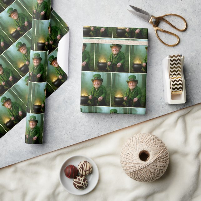Irländsk Leprechaun med en guldskål Presentpapper (Hantverk)