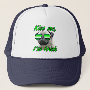 Irländsk mops som är rolig kysser mig Sts Patric Truckerkeps