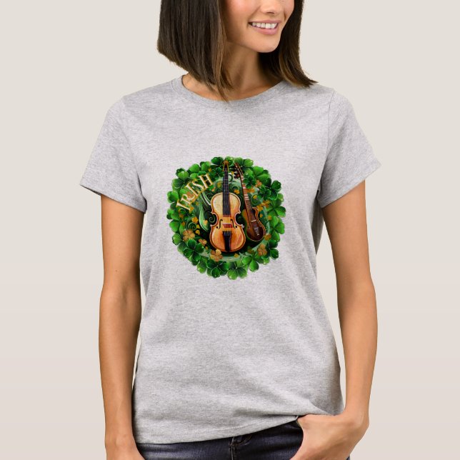 Irländsk Musiker Stränginstrument i Grön Klöver T Shirt (Framsida)