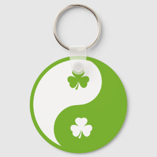 irländsk shamrockying och yang nyckelring