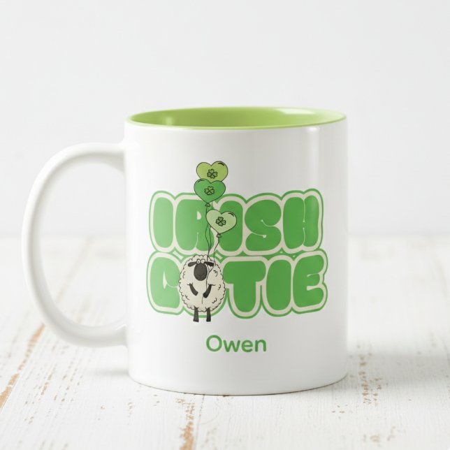 Irländsk söt shamrock-får Två-Tonad mugg (Irish Kids Coffee Mugs. Green Irish Cutie Typography, Name. Cartoon Sheep, Shamrock Heart Balloons)