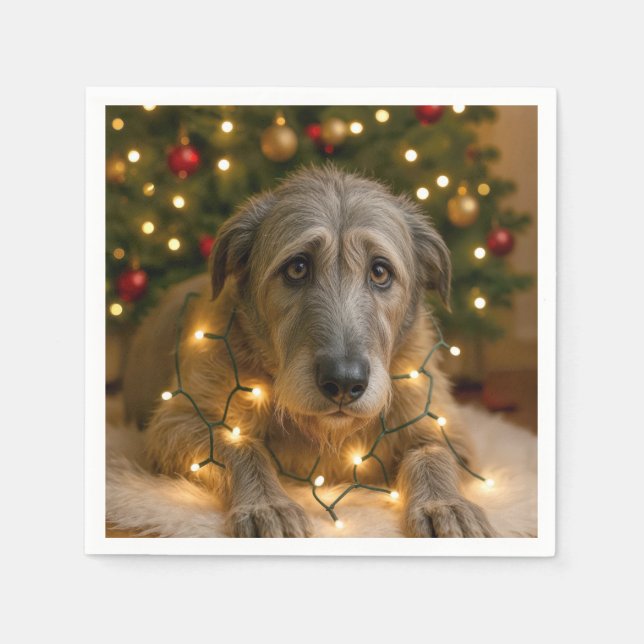 Irländsk Wolfhound intrasslad i julbelysning Pappersservett (Framsidan)