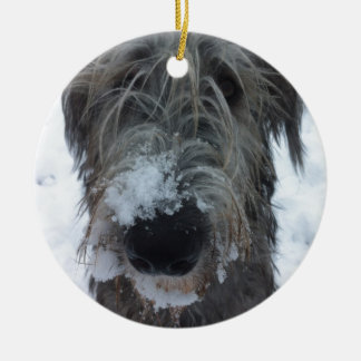 irländsk wolfhound som leker i snön julgransprydnad keramik