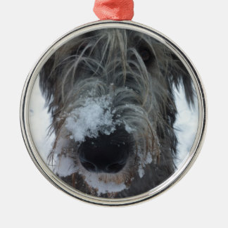 irländsk wolfhound som leker i snön julgransprydnad metall