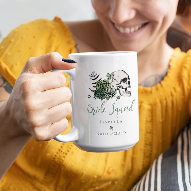 Irländska Brudgänget Gotisk Grön Dödskalle & Rosor Kaffemugg (Bride Squad Floral Skull Bridesmaid Mug for Irish Wedding. Skull,Green Roses, Clovers, Editable Text)
