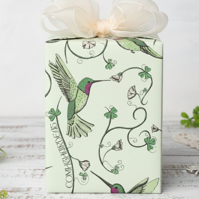 Irländska Comhghairdeas Kolibri Grön Klöver Presentpapper (Irish Shamrcock Wedding Wrapping Paper. Green Hummingbird Shamrock Congratulations Conhghairdeas )