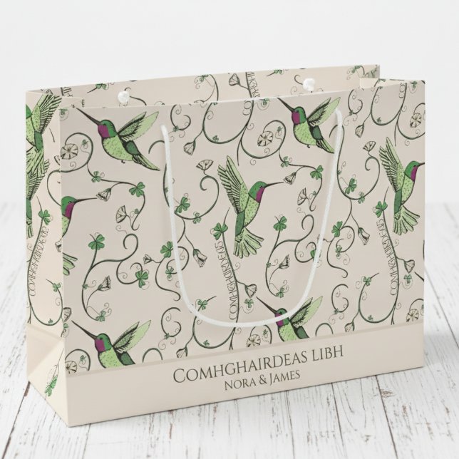 Irländska Comhghairdeas Kolibri Shamrock Vine (Elegant Ivory Irish Wedding Gift Bags for Couples Shower or Bride. Green Clover Hummingbird Pattern)