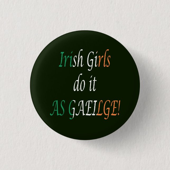 Irländska flickor gör det som en gaeilge pbcn knapp (Framsida)