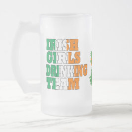 Irländska flickor som dricker lag frostat ölglas