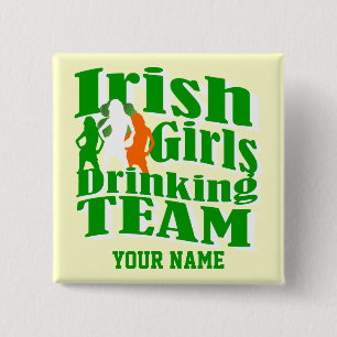 Irländska flickor som dricker lagst patrick's day knapp