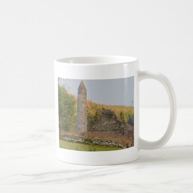 Irländska runda torn över 1 000 år gamla kaffemugg (Höger)