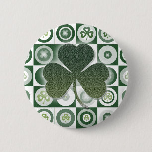 Irländska shamrocks knäppas & förser med märke knapp