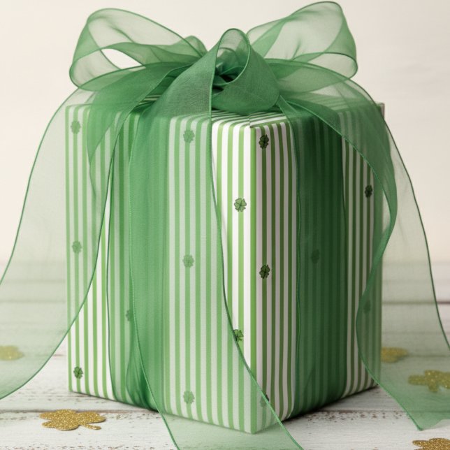 Irländskt grön-vit-randigt mönster presentpapper (Elegant St Patrick's Day Pinstripe Wrapping Paper. Green White Thin Striped Pattern, Lucky Shamrock)
