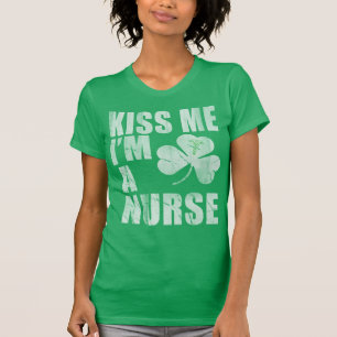 Irländskt kyssa mig I-förmiddagen en sjuksköterska Tee Shirt