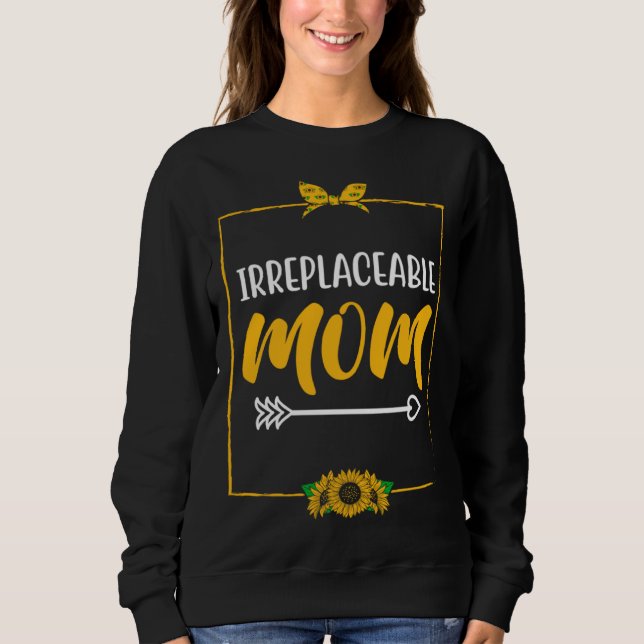 Irreplaceable Mom Mother s Day Motivational Quote  T Shirt (Framsida)