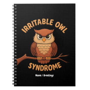 Irritable Uggla Syndrome Funny Arg Uggla Tecknad P Anteckningsbok