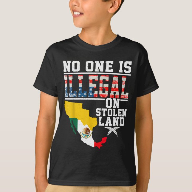 Is Illegal On Stolen Land Native Americans  T Shirt (Framsida)