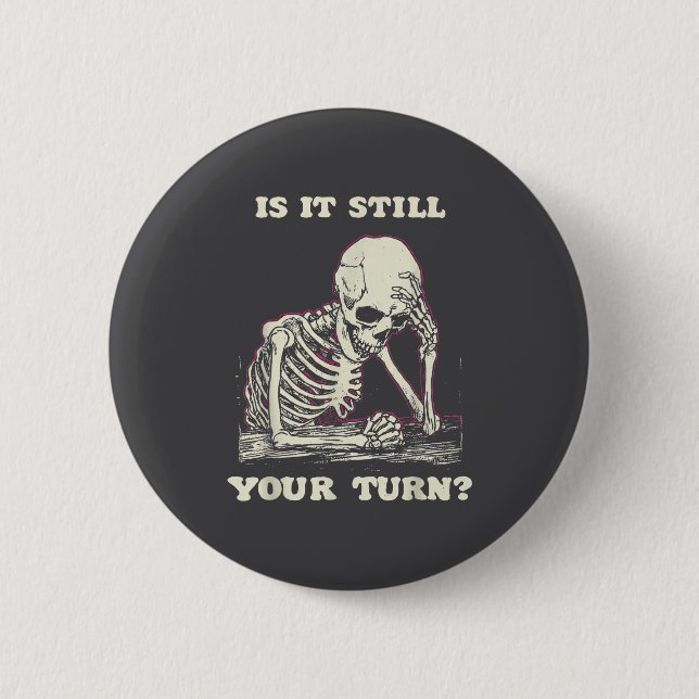 Is It Still Your Turn Funny Skeleton Waiting Quote Knapp (Framsida)