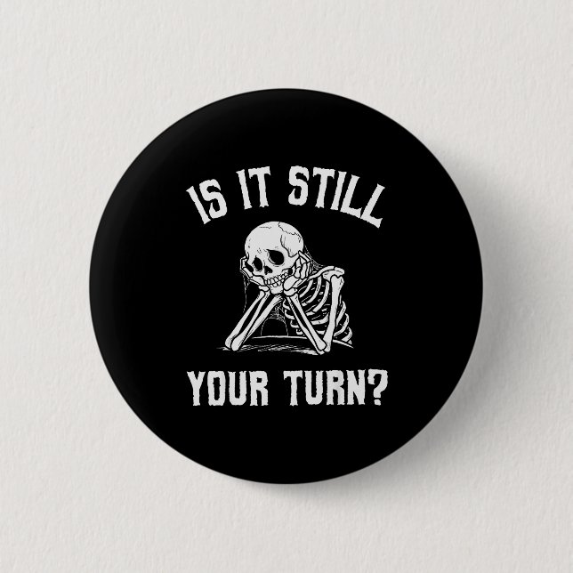 Is It Still Your Turn Funny Skeleton Waiting Quote Knapp (Framsida)