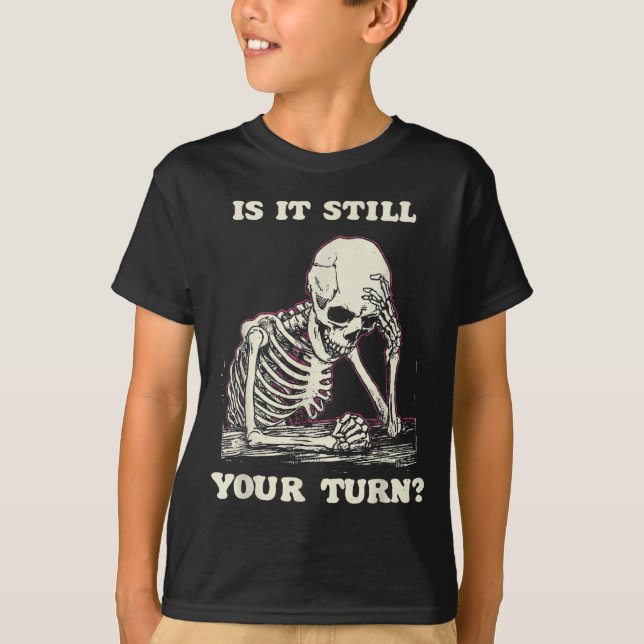 Is It Still Your Turn Funny Skeleton Waiting Quote T Shirt (Framsida)