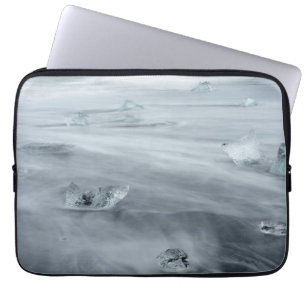Is och vatten på en strand, Island Laptop Sleeve