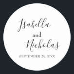 Isabella Simple Modern Calligraphy Bröllop Runt Klistermärke<br><div class="desc">Försegla dina inbjudningskomponenter eller favoriter med de här enkla bröllopsmärken som innehåller ditt namn och bröllop-datum i svartfärgat kalligrafi-skript och elegant serif-typografi mot en skarp, vit bakgrund för ett rent, minimalistiskt utseende. Designad att samordna med vår moderna Isabella bröllop-samling. Se till att bläddra bland de andra produkterna i den här...</div>