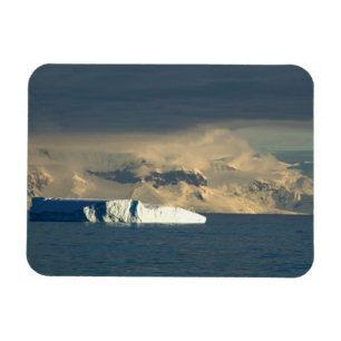 Isberg i början av Drake Passage strax Magnet