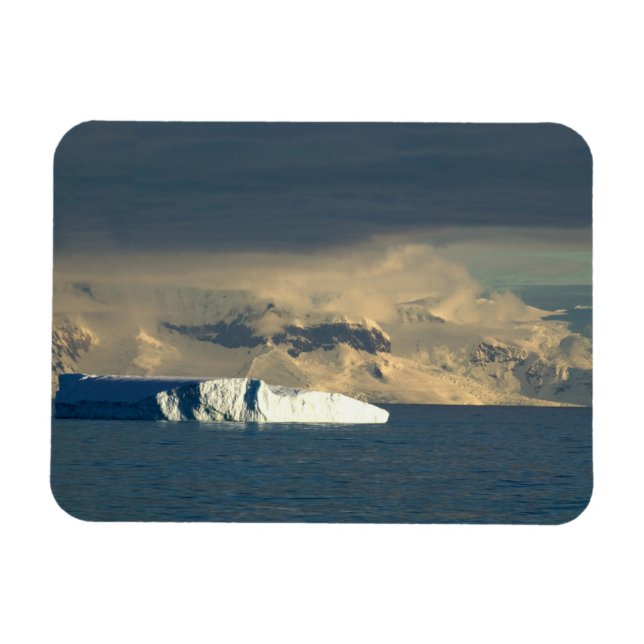 Isberg i början av Drake Passage strax Magnet (Horisontell)