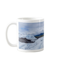 Isbergsscen med molnig himmel