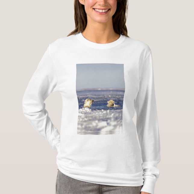 Isbjörnsungar som leker t shirt (Framsida)