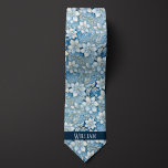 Isblått, vitt och Guld Blommigt Slips<br><div class="desc">Upplev en modern elegant och se med vår isblå,  vita och Guld Blommigt Neck Tie. Kombinationen isblått,  vitt och guld skapar en snyggt och lyxaktigt utseende. Missa inte möjligheten att koppla den med våra matchande sockar för en fullständig ensemble.</div>