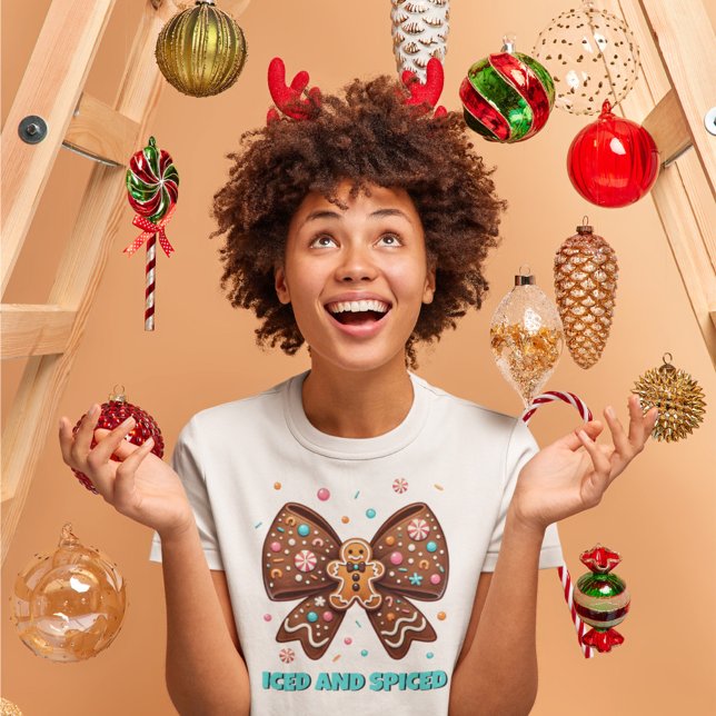 Isglasad och kryddad Gingerbread Coquette-båge T Shirt (Skapare uppladdad)