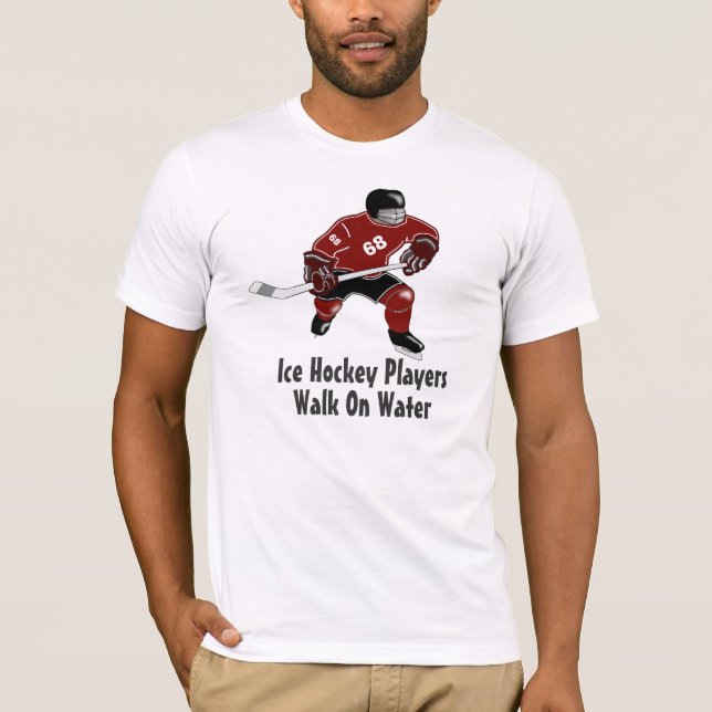 Ishockeyspelare går på den röda vatten tee (Framsida)
