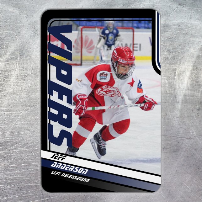 Ishockeyspelare Minnessak på dynamisk blå  Magnet (Ice Hockey: Sleek blue and black magnet featuring customizable player image and team name.)