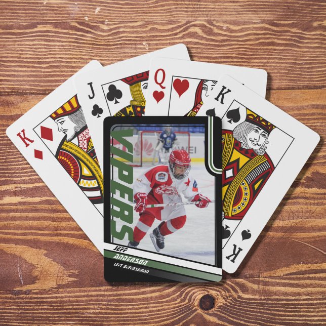 Ishockeyspelare Småsak På Dynamiskt Grönt Casinokort (Keep ice hockey memories alive with sleek green and black playing cards. Great souvenir!)