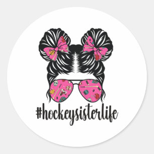 Ishockeysystern Lille syster till en ishockeyspela Runt Klistermärke