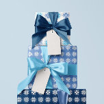 Isig Blues Nordic Sweater Snowflake Mönster Presentpapper<br><div class="desc">Ett klassiskt vintermotiv från sticka-våten isle-sötare får en modern vändning med detta pixelerade snöflingande mönster i isig blått och vitt. Lägg dina helgdag i en varm och glad förpackning papper för att få helgdag till vänner och familj. Om du tittar för en kombination av anpassningsbar färg kan du enkelt ändra...</div>