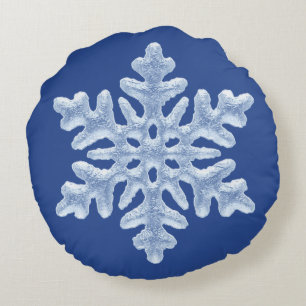 Isig fryst julSnowflake på djupblå Rund Kudde
