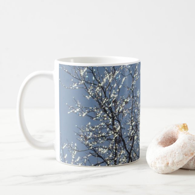 Isiga grenar i vinterblå himmel kaffemugg (Med munk)