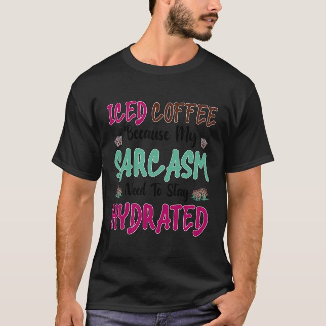 Iskad kaffe eftersom Sarcasm måste stanna kvar i s T Shirt (Framsida)