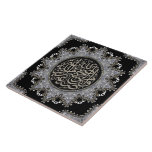 Islam Blessings Arabiska Calligraphy Silver Black Kakelplatta<br><div class="desc">Arabesque inspirerade till dekorativ utformning av silver fractal snöre med matchande arabisk kalligrafi i mitten,  för dagliga muslimska välsignelser hemma eller på kontoret. ♥ gjord med kärlek av Webgrl.art.</div>