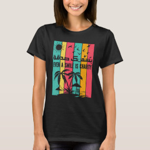 Islamsk arabisk kalligrafi konst Även ett leende ä T Shirt