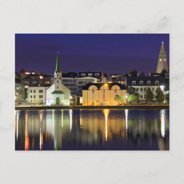 Island - August Midnight i Downtown Reykjavik Vykort (Framsida)