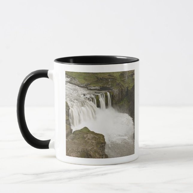 Island. Hafragilsfoss vattenfall i Mugg (Vänster)