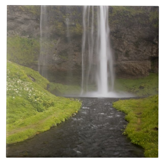 Island. Människor på stig bakom Seljalandsfoss Kakelplatta (Framsidan)